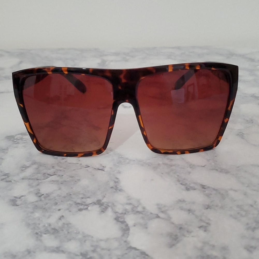 Oversized Sunglasses - Picture 4 of 6